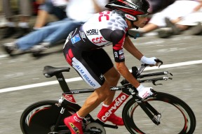 开yun官网-球队是否根据对手中场布防方式决定边锋持球模式，根据防守区域的大小,半场人盯人可分为