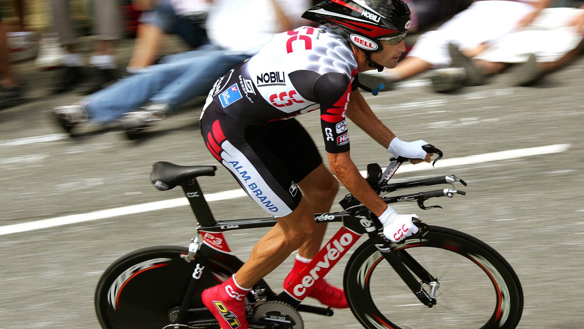 球队是否根据对手中场布防方式决定边锋持球模式,根据防守区域的大小,半场人盯人可分为